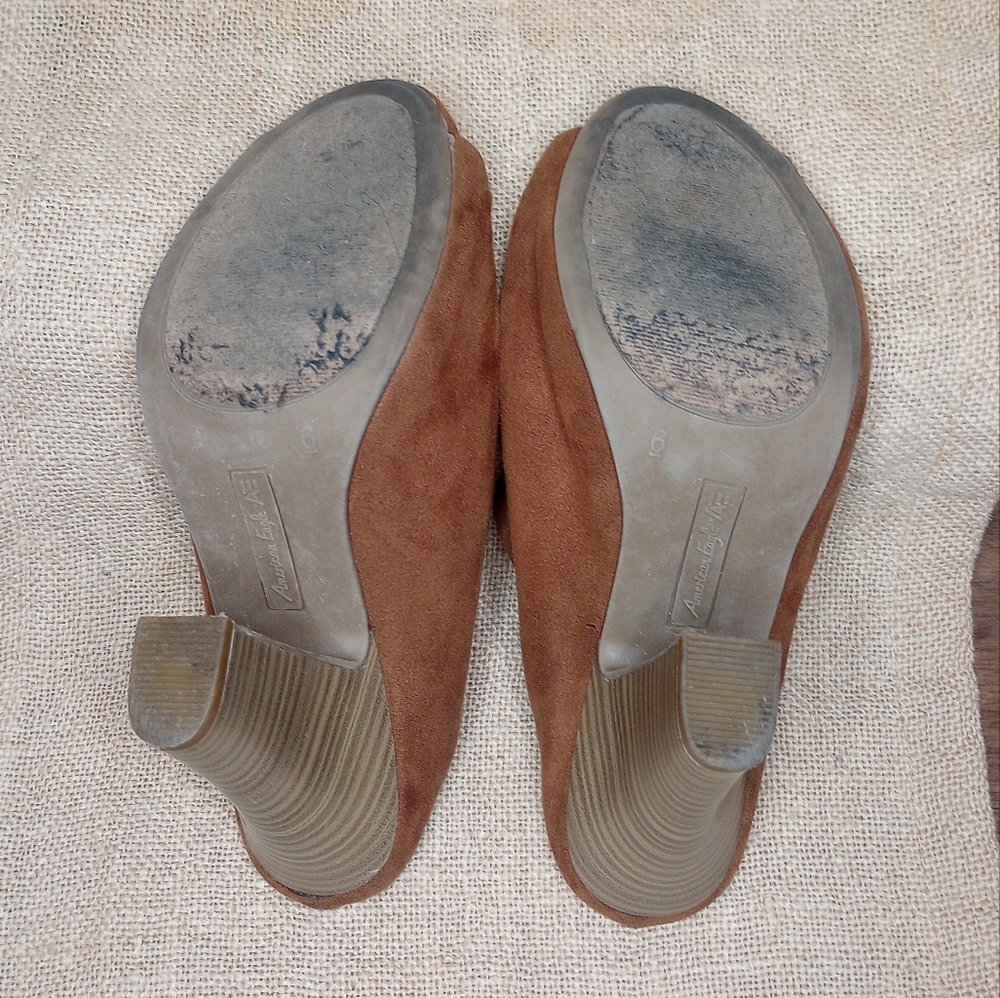 American Eagle Tan Camel Suede Open Toe Mules Clogs 4" Wood Heel Size 6 - Picture 12 of 14